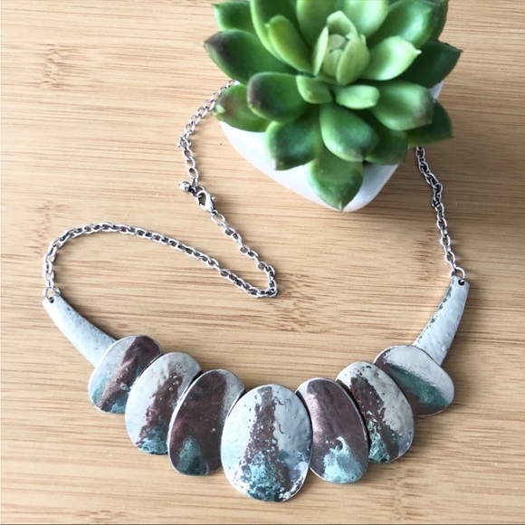 Hammered oval necklace - Picture 3 of 3